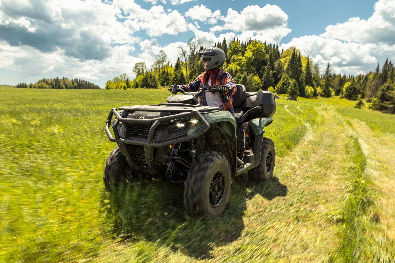 Quad Can-Am Outlander tout-terrain dans un champ